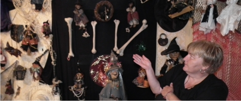 Monika Cmierová a jej bábiky a bosorky